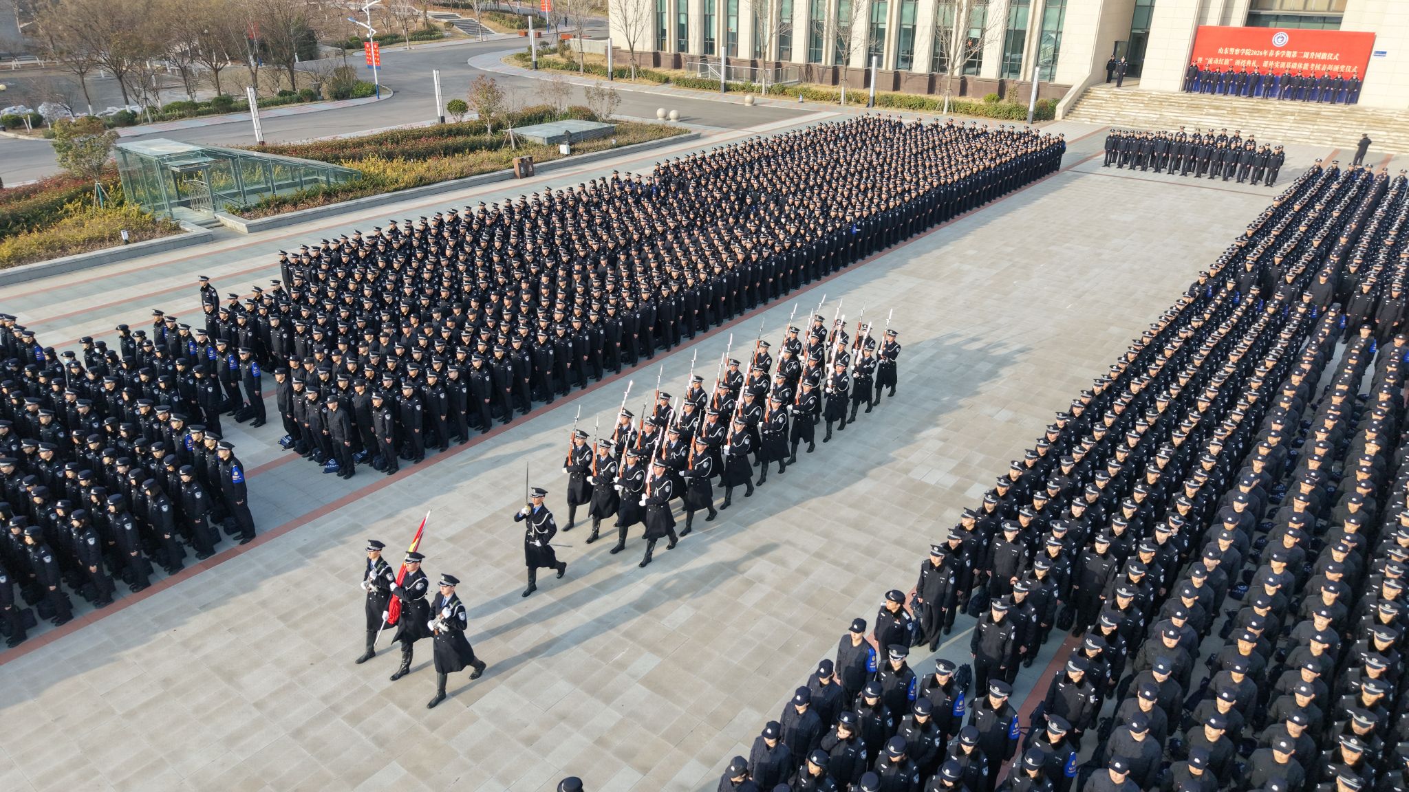 学校举行2026年春季学期第二周升国旗仪式暨“流动红旗”颁授典礼、课外实训基础体能考核表彰颁奖仪式