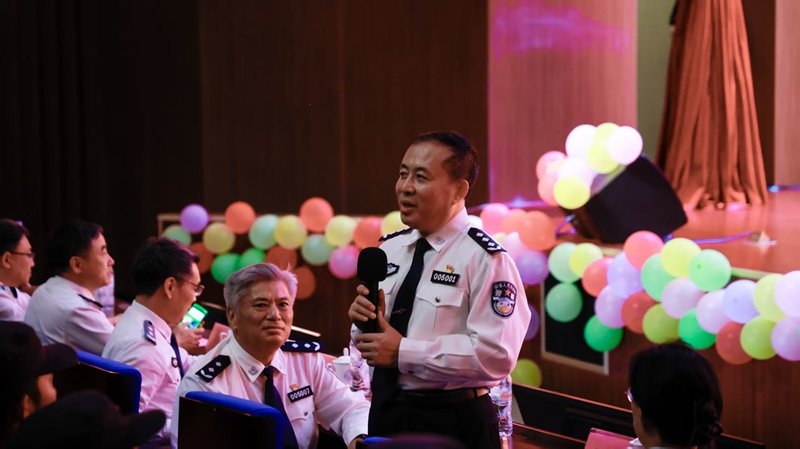 校领导与2026级新生共度中秋佳节