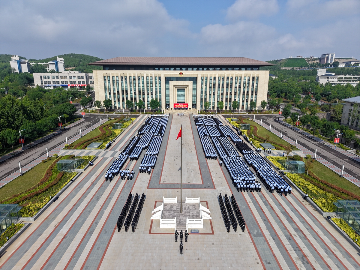 我校举行庆祝建校80周年升国旗仪式暨警务化管理“流动红旗”颁授典礼