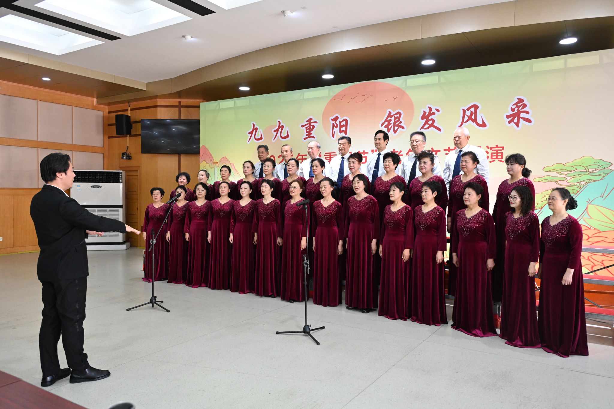 学校举行庆祝重阳节老年文艺展演活动