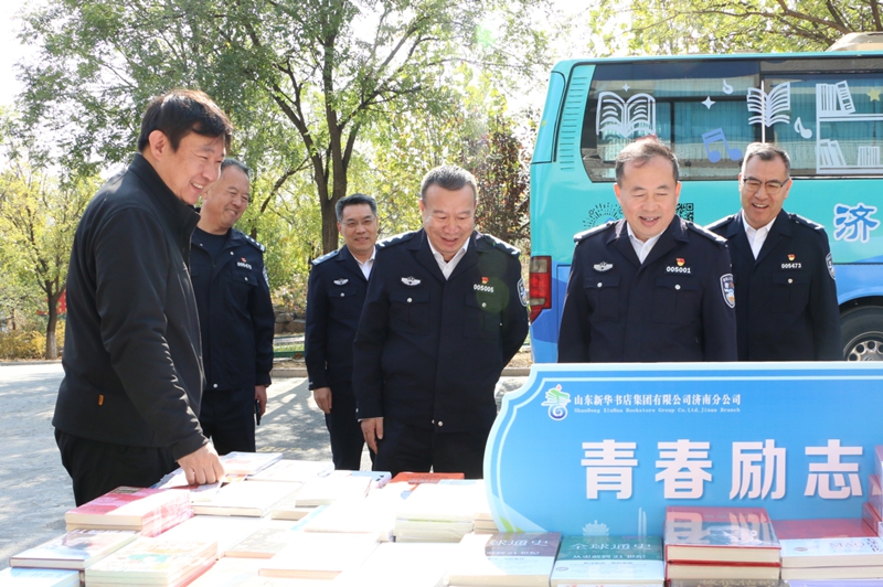 我校举办“阅·青春”爱阅巴士进校园暨校园文化市集活动