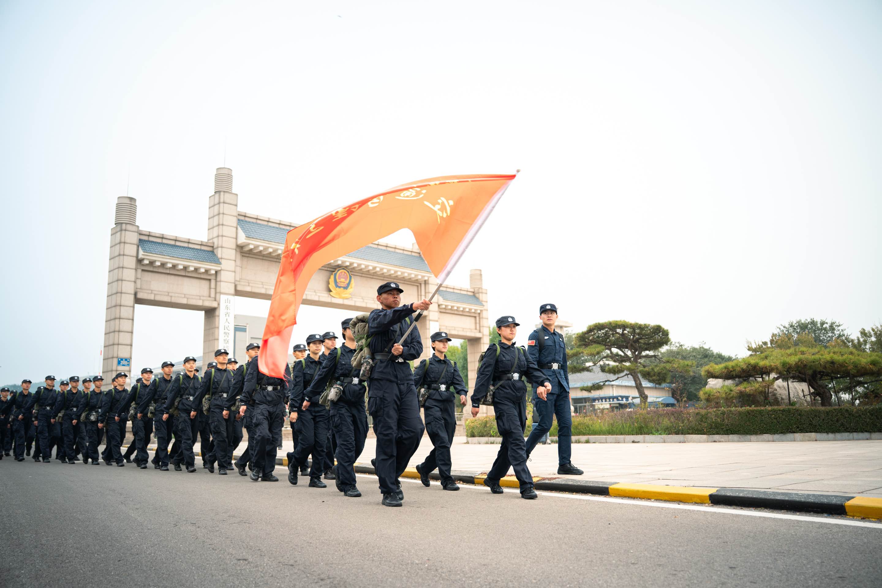 我校举行2025级新生“青春铸剑·平安有我”远足拉练活动